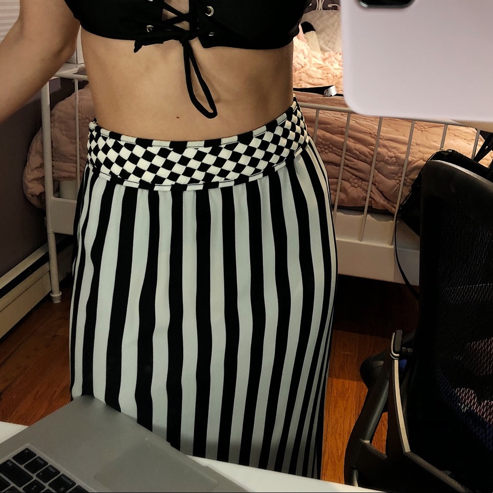 Adorable Black & White maxi skirt !